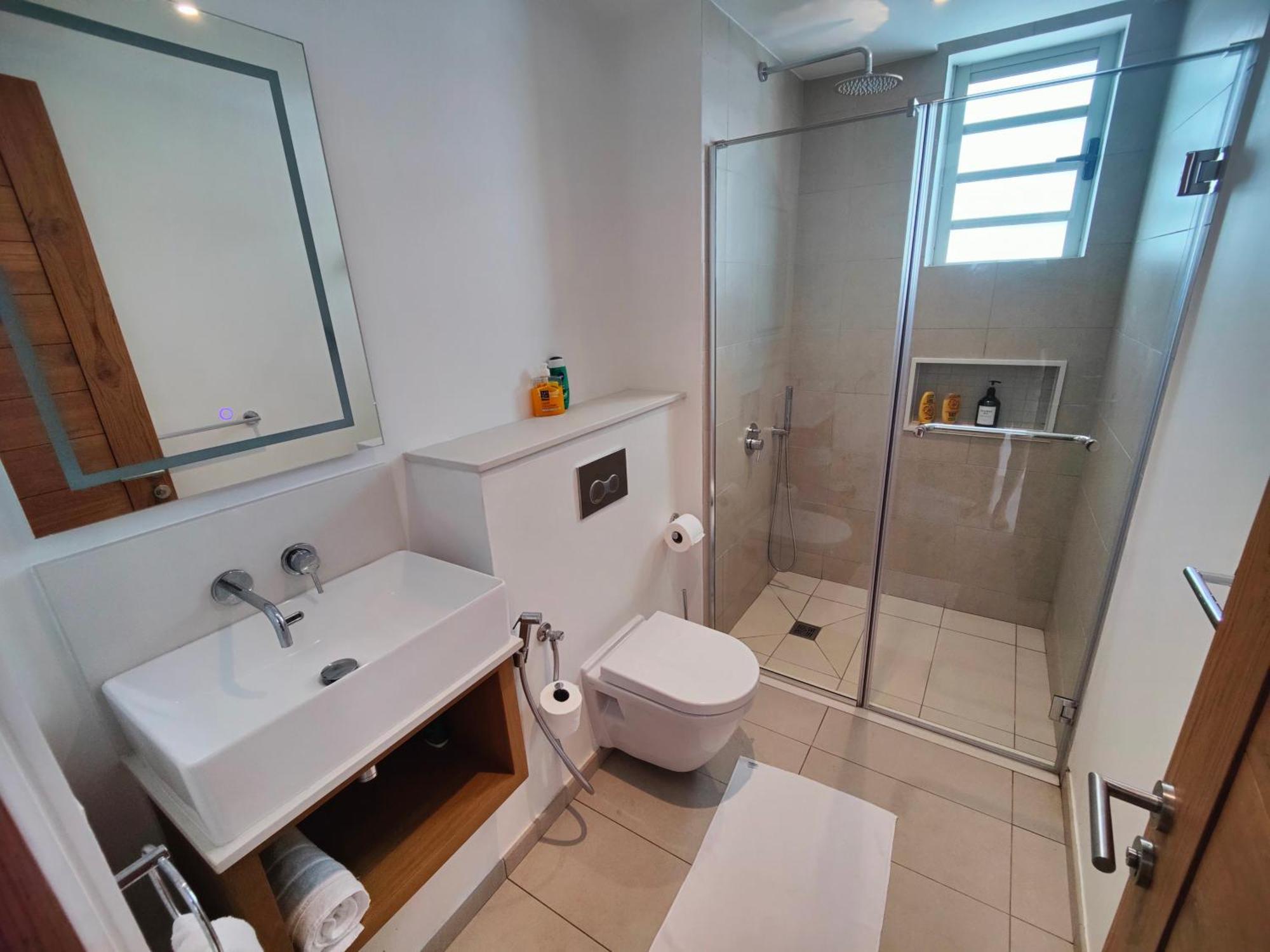 Ocean Point Beach Front Apartment Pointe aux Piments Dış mekan fotoğraf